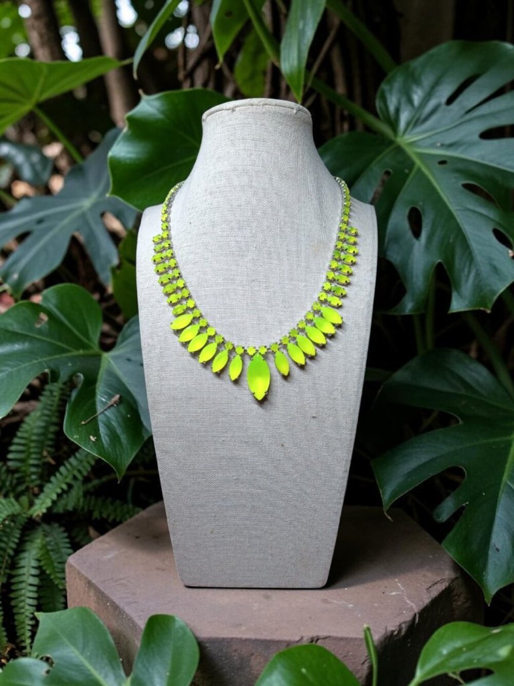 Vintage Faceted Neon Green Bib Necklace Y2K 16" - Picture 2 of 15